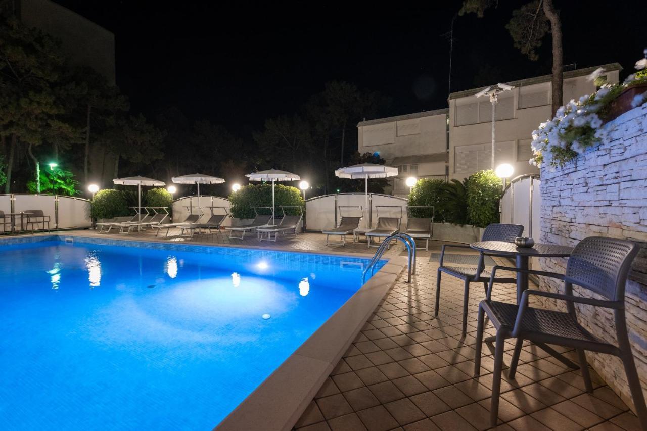 Hotel Croce Di Malta Lignano Sabbiadoro Exterior photo