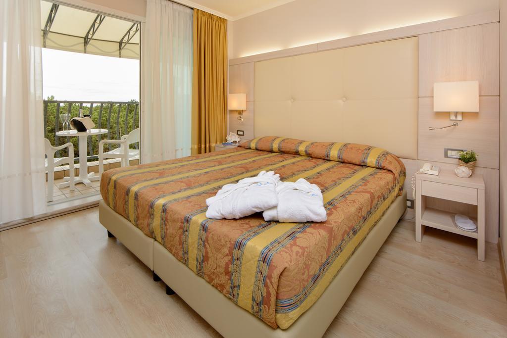 Hotel Croce Di Malta Lignano Sabbiadoro Exterior photo
