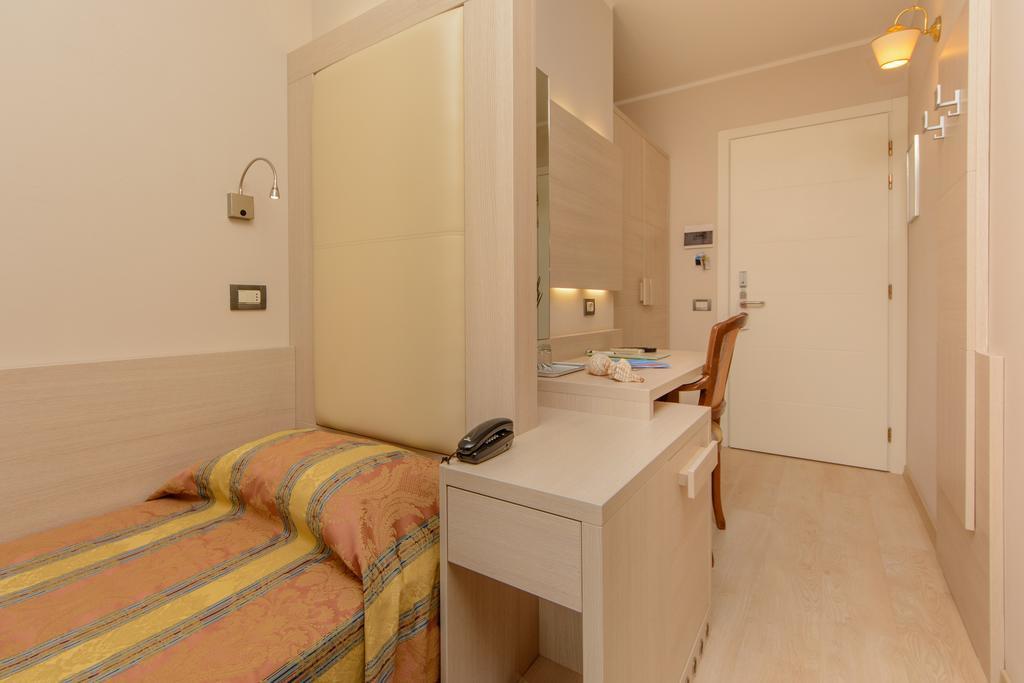 Hotel Croce Di Malta Lignano Sabbiadoro Exterior photo