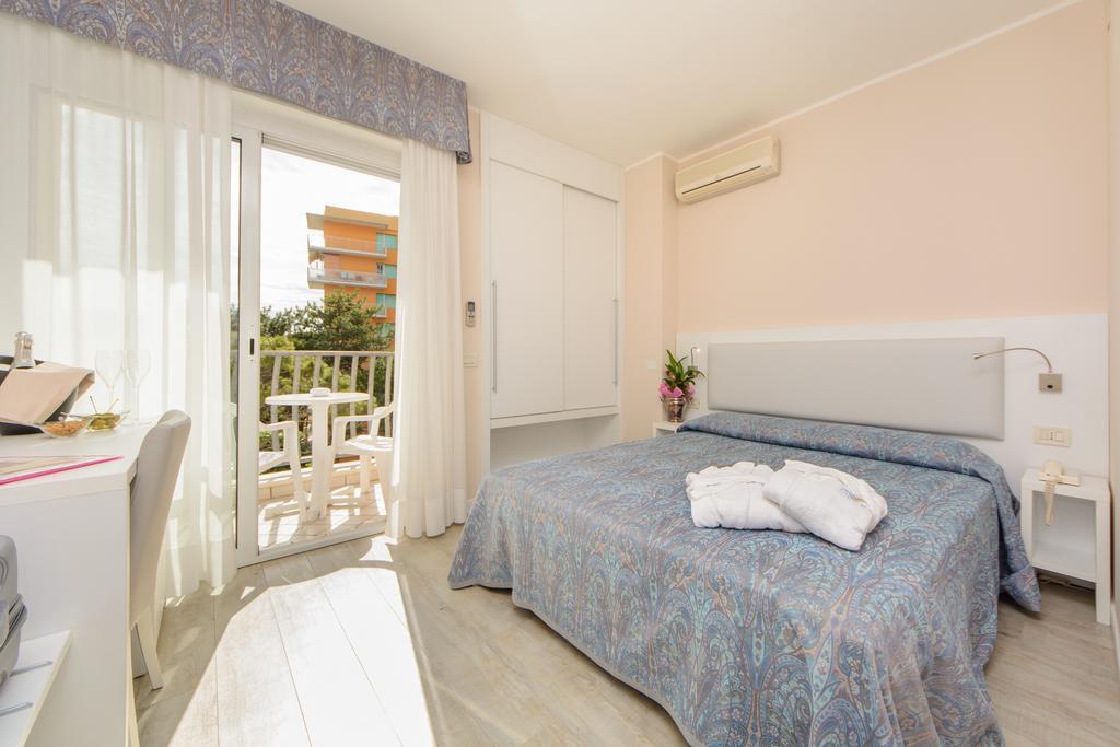 Hotel Croce Di Malta Lignano Sabbiadoro Exterior photo